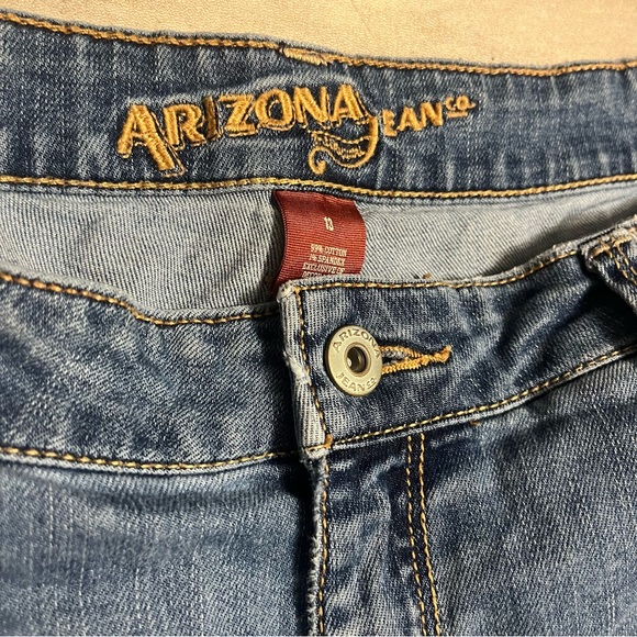 Trendy Capri Ripped Jeans - Picture 2 of 3